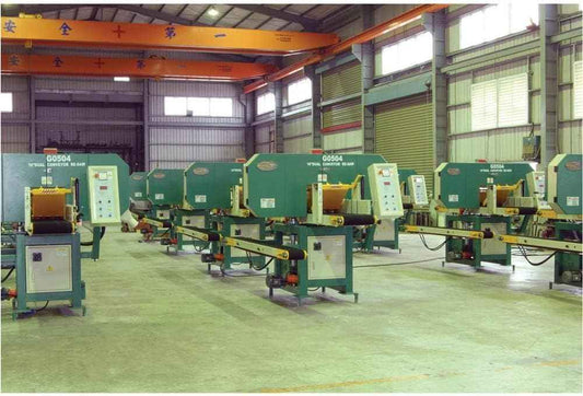 Grizzly Industrial G0504-16" 30 HP 3-Phase Dual Conveyor Horizontal Resaw Bandsaw