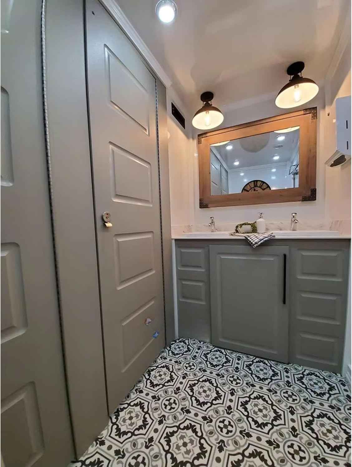 Fully Customized 10 Station Large Restroom Trailer Luxury Bathroom Trailer Portable Toilet Trailers