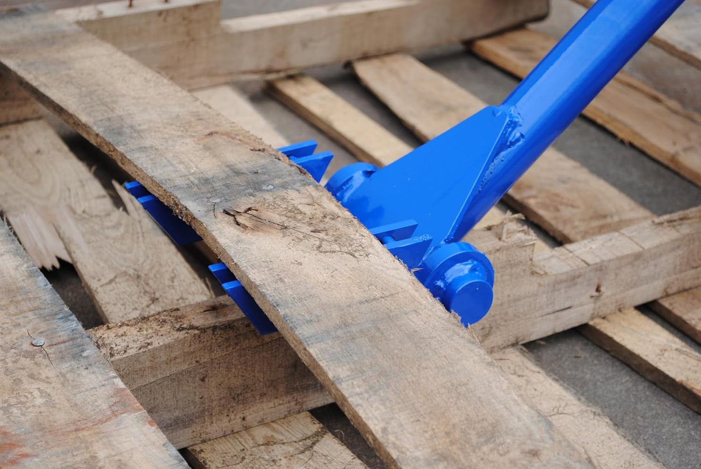 Vestil SKB-DLX Steel Deluxe Pallet Buster with 41 In. Handle Blue