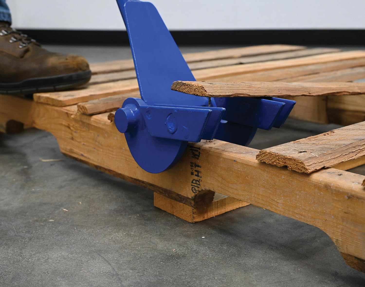 Vestil SKB-DLX Steel Deluxe Pallet Buster with 41 In. Handle Blue