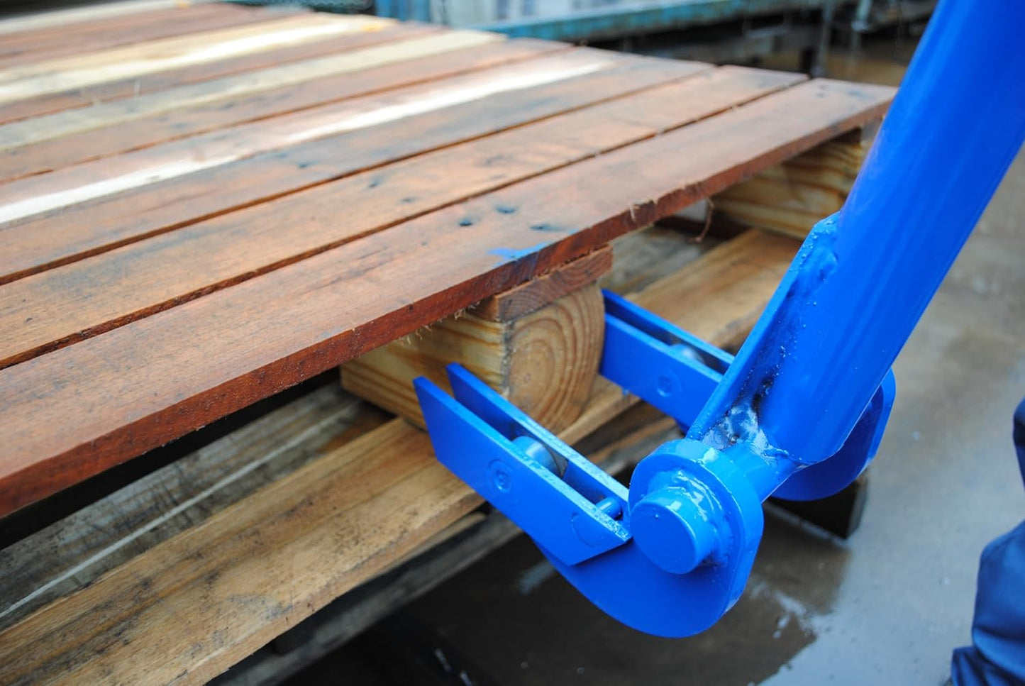 Vestil SKB-DLX Steel Deluxe Pallet Buster with 41 In. Handle Blue